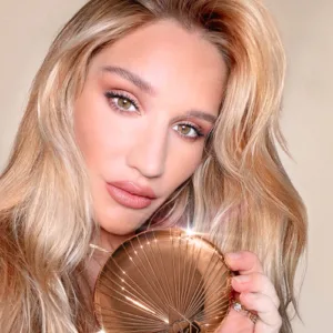 برنزر پودری لوکس شارلوت تیلبری مدل airbrush bronzer بافت نرم و فید آسان رنگ 3TAN/DORE