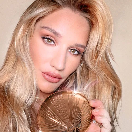 برنزر پودری لوکس شارلوت تیلبری مدل airbrush bronzer بافت نرم و فید آسان رنگ 3TAN/DORE