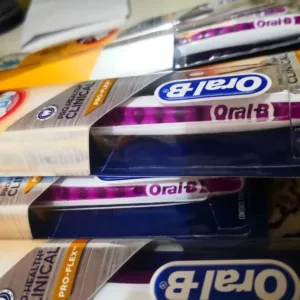 مسواک اورال بی Oral B (در ۴ رنگ مختلف) مناسب دندان حساس