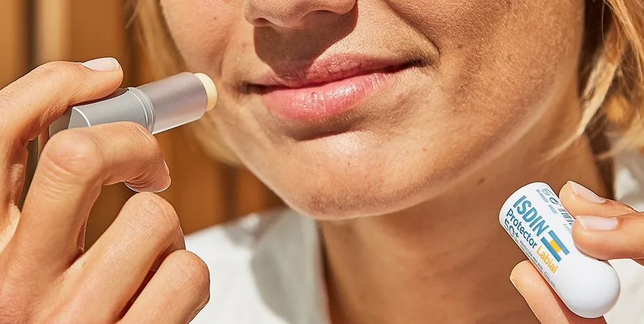 بالم لب ایزدین مرطوب کننده و آبرسان تغذیه کننده با محافظت بالا SPF50