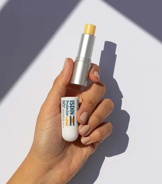 بالم لب ایزدین مرطوب کننده و آبرسان تغذیه کننده با محافظت بالا SPF50