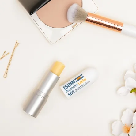 بالم لب ایزدین مرطوب کننده و آبرسان تغذیه کننده با محافظت بالا SPF50