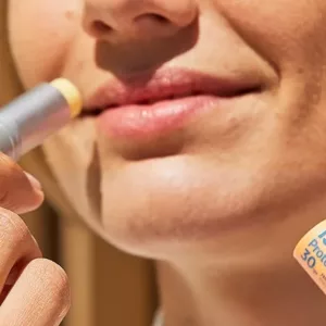 بالم لب ایزدین ویتامین E مرطوب کننده و آبرسان تغذیه کننده با محافظت بالا SPF30